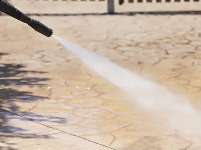 Lavando el concreto estampado con agua a alta presión en Ciudad Real.